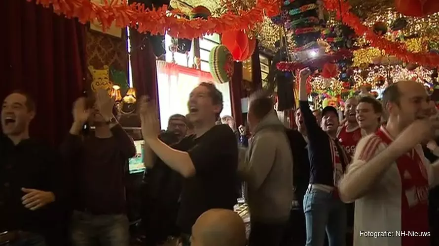 Ajax-fans gaan uit hun dak in café Ruk en Pluk in Amsterdam