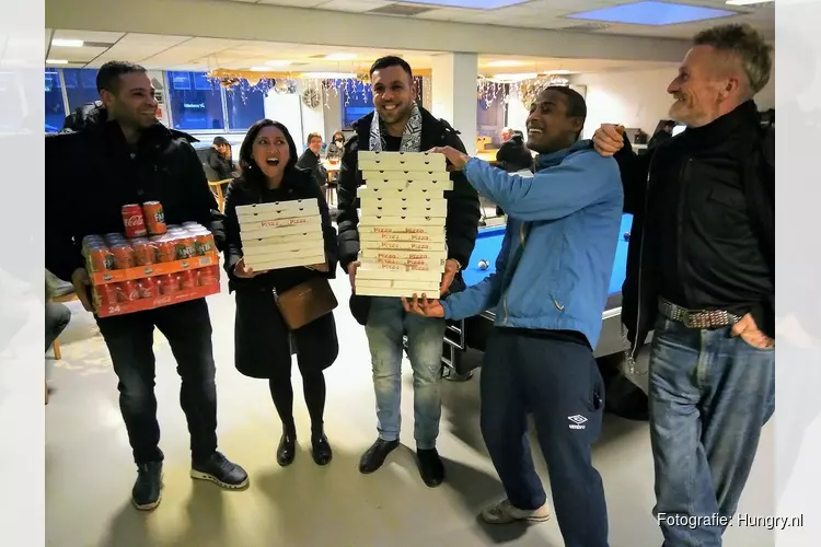 Amsterdamse daklozen verrast met pizza’s