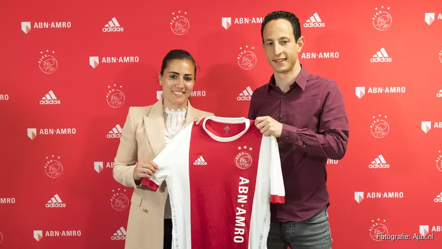 Vanity Lewerissa tekent bij Ajax-vrouwen