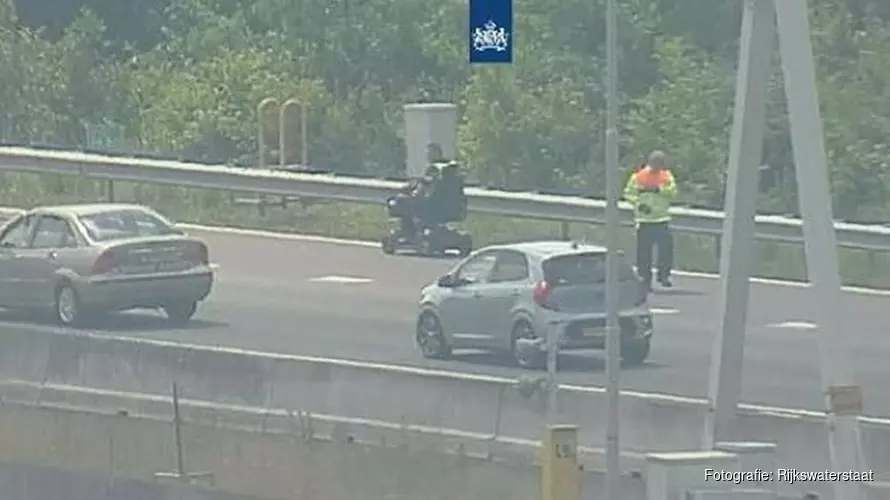 Bestuurder scootmobiel bij de Coentunnel van de A10 gehaald