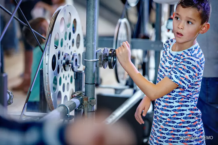 Aan de slag met machines in de Familiewerkplaats van NEMO