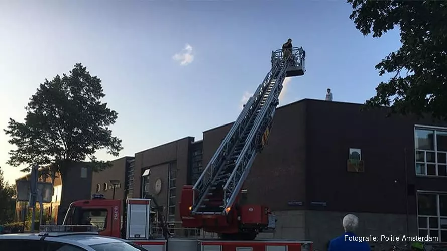 9-jarige &#39;Spiderman&#39; beklimt via raamkozijnen gebouw in Amsterdam