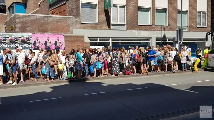 Geen treinen naar Zandvoort aan Zee: lange rijen mensen in de brandende zon