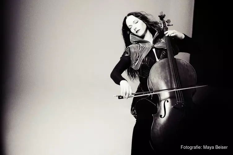 Amerikaanse cello-diva Maya Beiser treedt op tijdens festival Cello & Film in Eye Filmmuseum