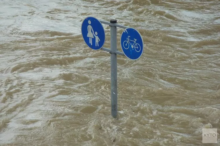 Flinke overstroming in Amsterdam-Noord, verkeer omgeleid