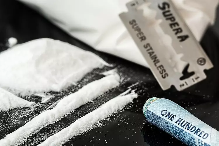 Politie vindt 473 kilo cocaïne in busje op A2 bij Amsterdam