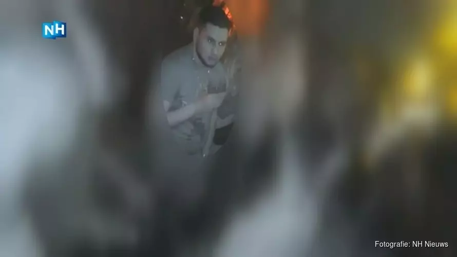 Man slaat cafébezoeker met glas op achterhoofd, politie geeft beelden vrij