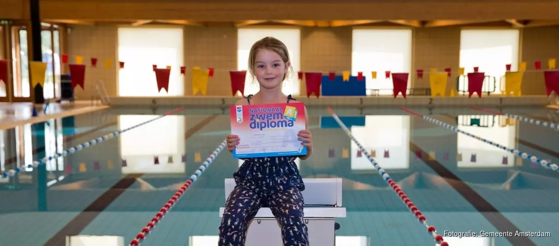 Ella ontving het eerste zwemdiploma Amsterdamse stijl