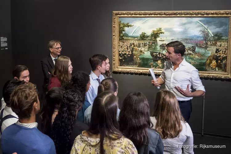 Minister president Mark Rutte geeft geschiedenisles in Rijksmuseum
