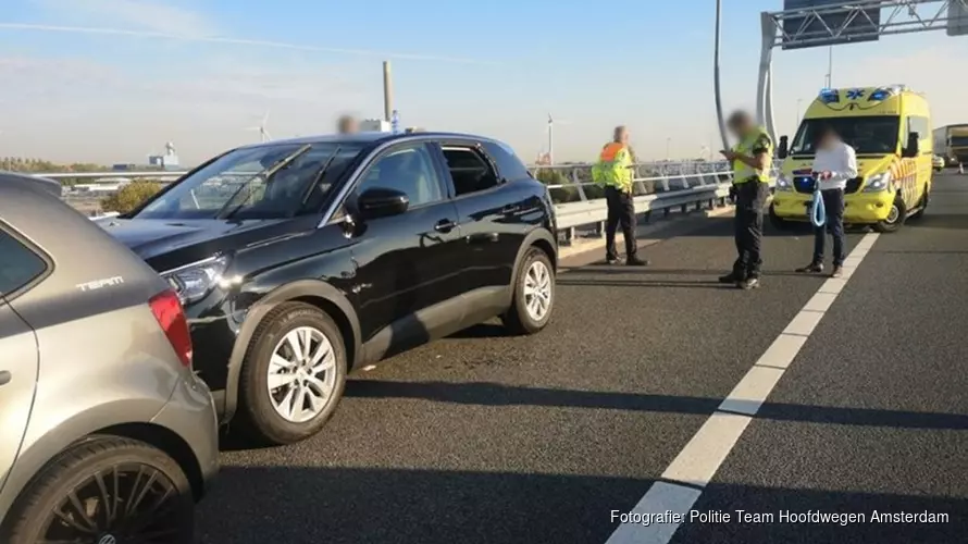 Heldendaad op A10: automobilisten rijden bewusteloze man klem