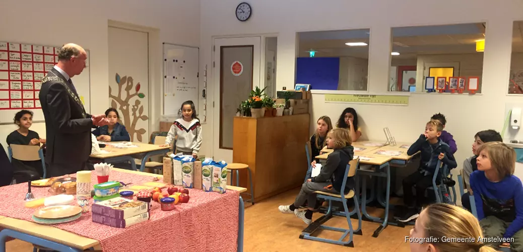 Amstelveense burgemeester eet ontbijt mee met kinderen van basisschool