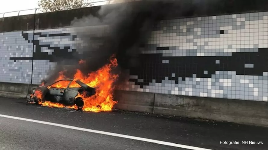 Auto volledig uitgebrand langs A5 bij Schiphol