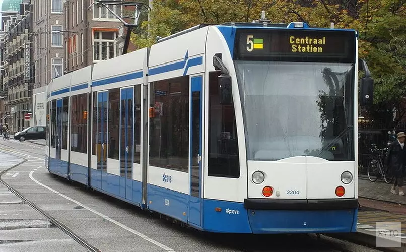 Tramverkeer Amsterdam ontregeld na ontsporing en aanrijding