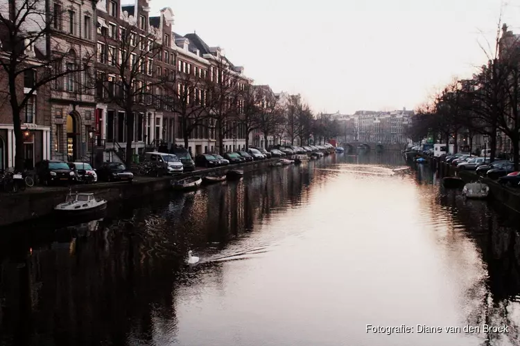 Amsterdam gaat varen over grachten na 23.00 uur verbieden