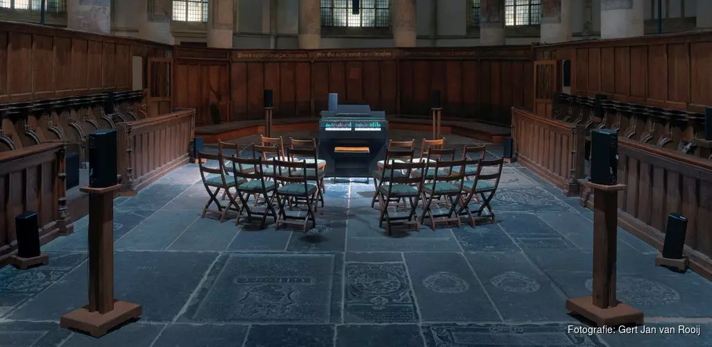 De Oude Kerk als muziektempel: Canadees Kunstenaarsduo laat publiek op het Grote Orgel spelen