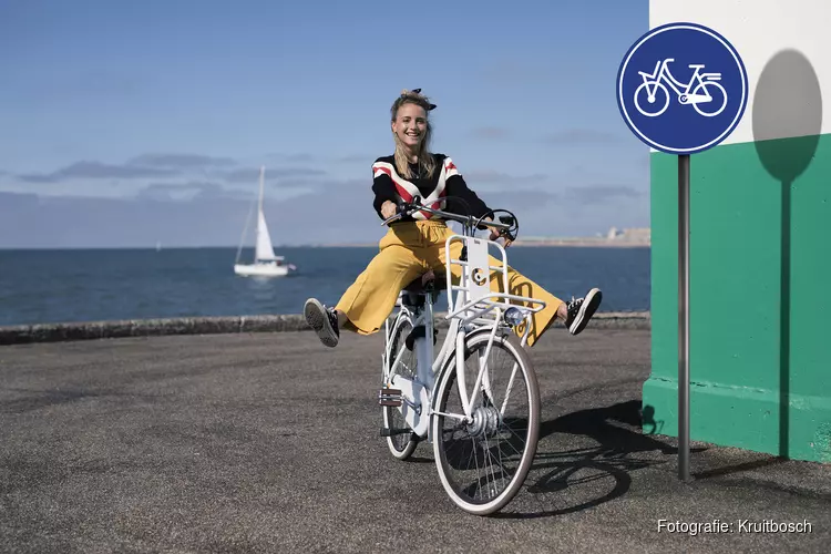 Fietsmerk Cortina past fietsbord aan naar Amsterdams straatbeeld