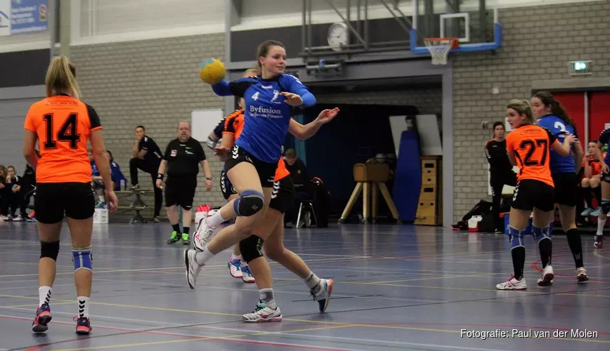 Handbalsters SV Zeeburg behouden aansluiting met top