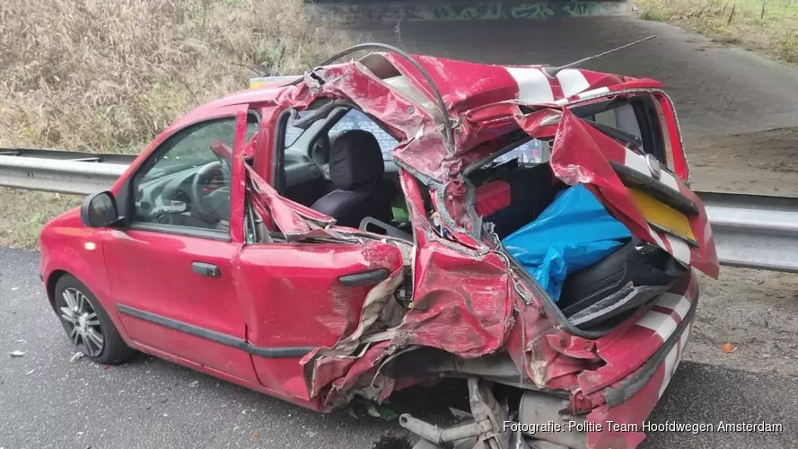 Vrachtwagen ramt auto met pech en mist bestuurder op een haar na