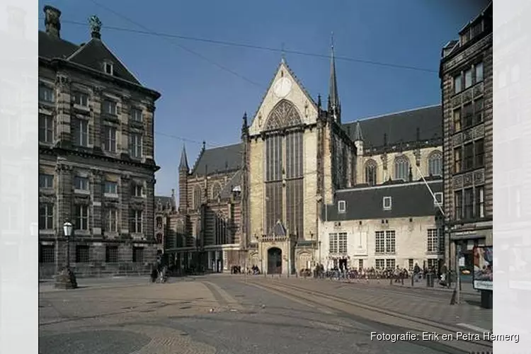 Minister Van Engelshoven onthult gedenksteen voor Johan Huizinga in De Nieuwe Kerk Amsterdam