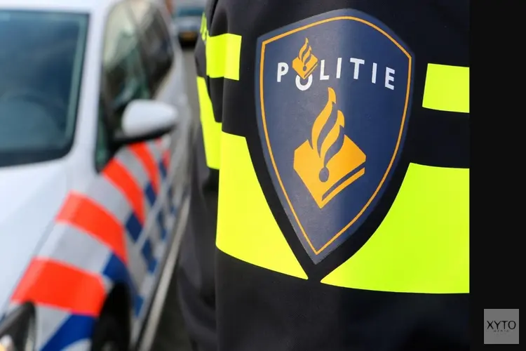 Man ramt politieauto en gaat er vandoor