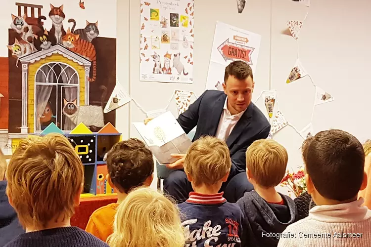 Wethouder Robbert-Jan van Duijn leest voor op KiVa school OBS Kudelstaart