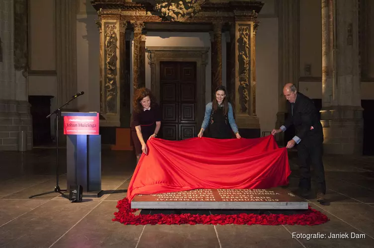 Minister Van Engelshoven onthult gedenksteen Johan Huizinga in De Nieuwe Kerk Amsterdam