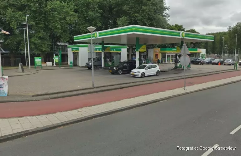 Overval op tankstation Amsterdam: drie daders op motorscooter op de vlucht