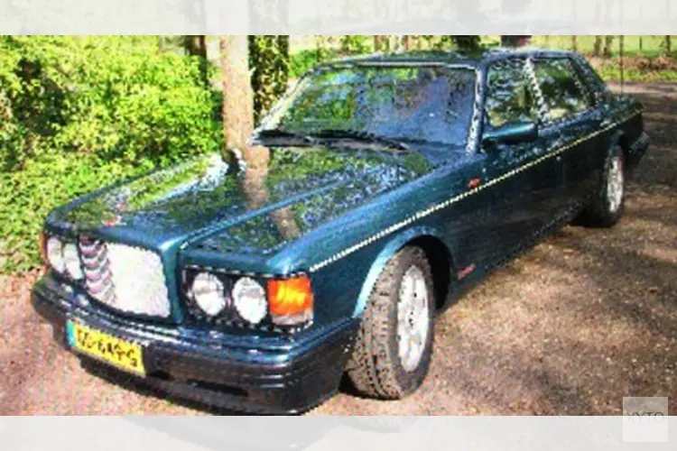 Groene Bentley Turbo onder bedreiging van vuurwapen gestolen