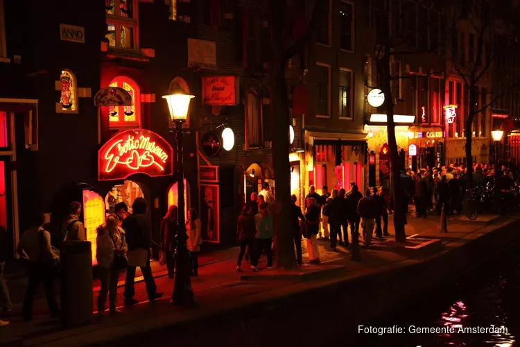 Amsterdam gaat rondleidingen langs de ramen op de Wallen verbieden