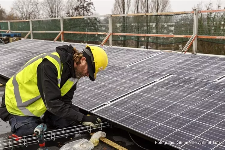 Zonnepanelen op dertien Amsterdamse metrostations