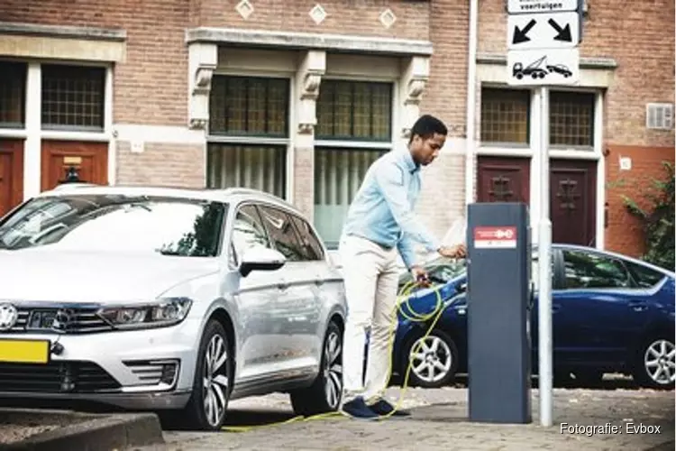 Laadpalen Amsterdam geven meer vermogen bij zonnig weer