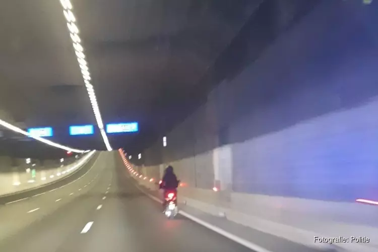 Dronken bestuurder rijdt met scooter door Coentunnel