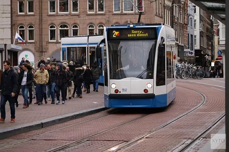 Tram ontspoord in centrum van Amsterdam