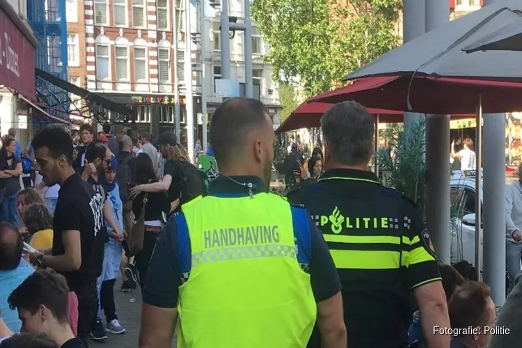 Proef samenwerking politie en handhaving bij grote handhavingsactie in het Centrum: 18 aanhoudingen, bijna 150 boetes