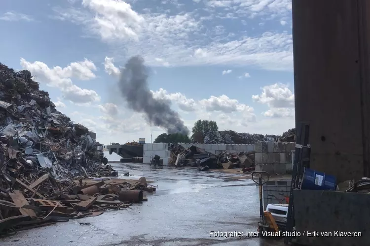 Grote brand bij recyclebedrijf in Amsterdam: rookwolken tot in Utrecht te zien