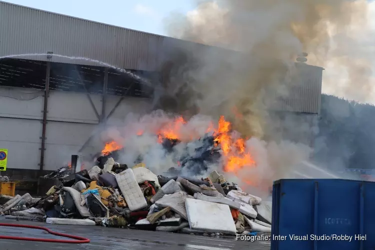 Brandend afval Amsterdam te zien in de wijde omtrek