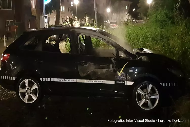 Auto van beveiligingsbedrijf in brand