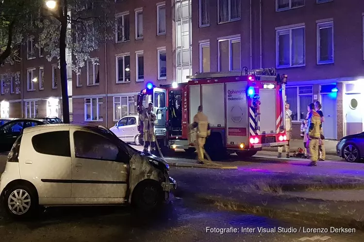 Verdachten vluchten bij autobrand in Amsterdam-Zuidoost