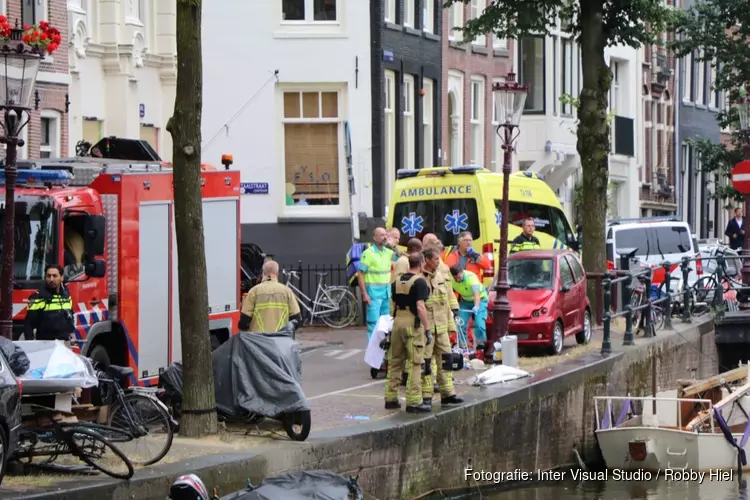 Volle auto belandt in gracht centrum Amsterdam: één slachtoffer gereanimeerd