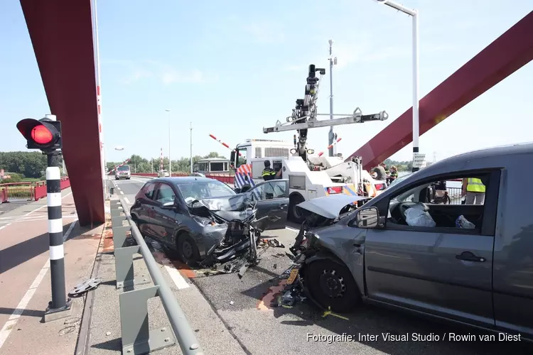 Twee gewonden bij frontale botsing op Schellingwouderbrug in Amsterdam