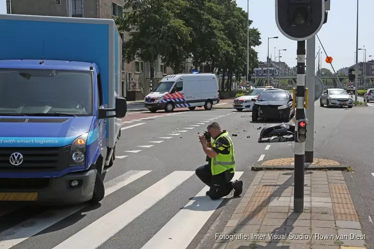 Blikschade en verkeershinder door ongeval op Johan Huizingalaan in Amsterdam