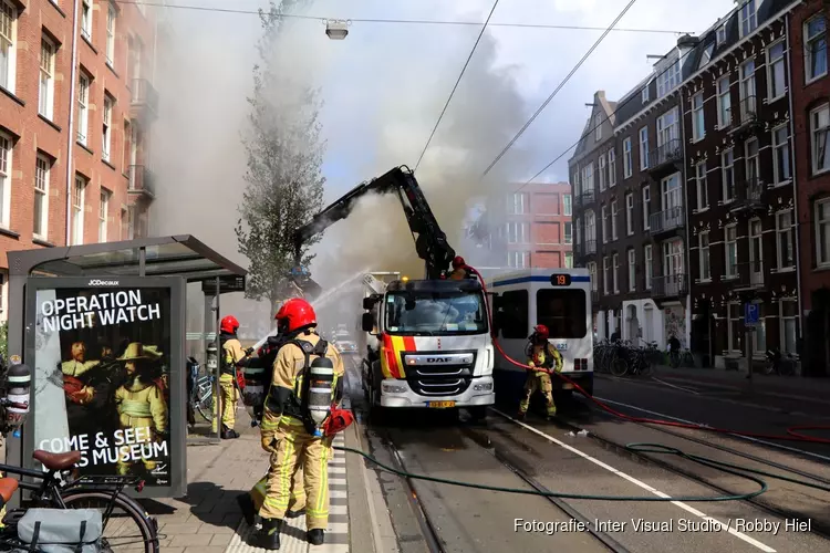 Vrachtauto met container grof vuil in de brand op de Admiraal De Ruijterweg