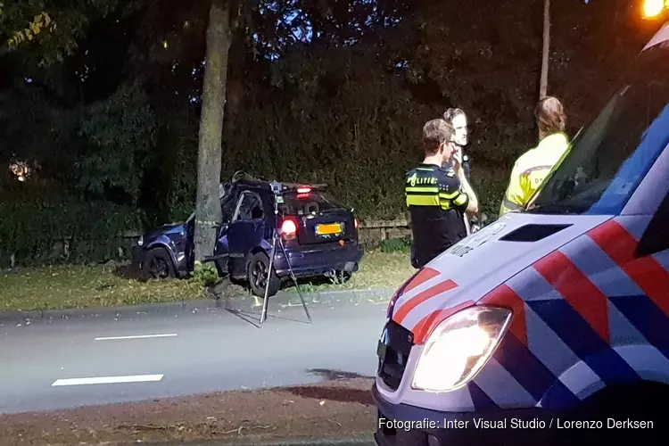 Auto op boom in Zuidoost; drie gewonden