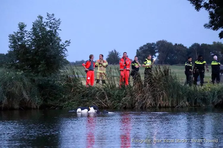 Auto belandt in water langs de Amsteldijk, bestuurder gaat ervandoor