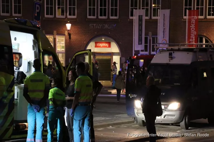 Brand in kelder van hostel in Amsterdam, gasten korte tijd op straat