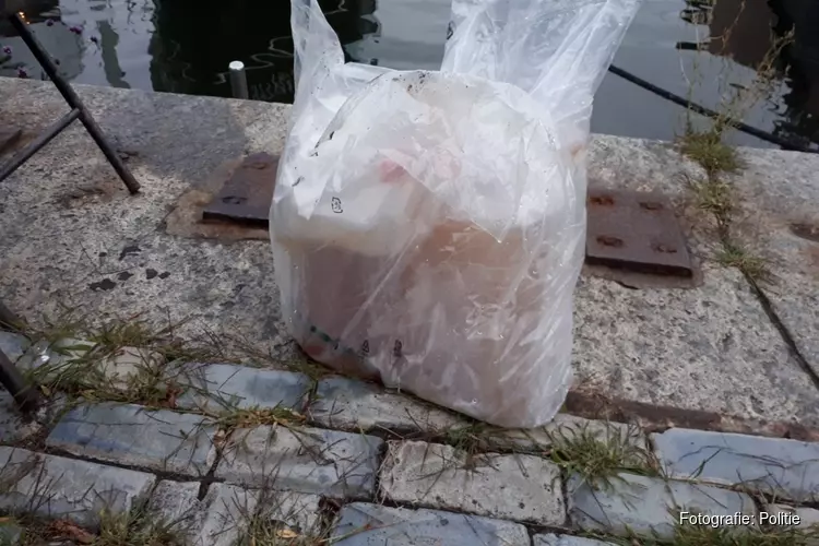 Jerrycans met onbekende vloeistof gevonden in water Amsterdam