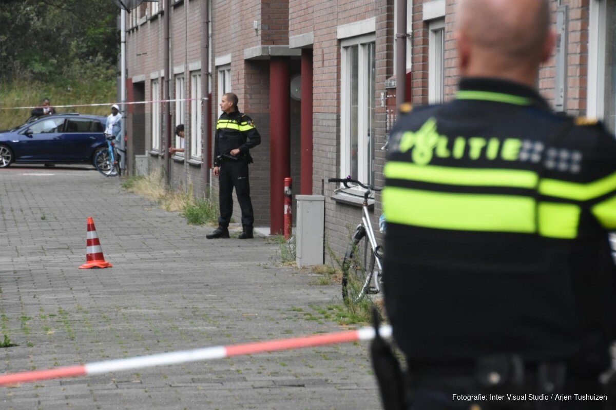 Politie Schiet Bij Aanhoudingen Op Straat In Amsterdam Zuidoost