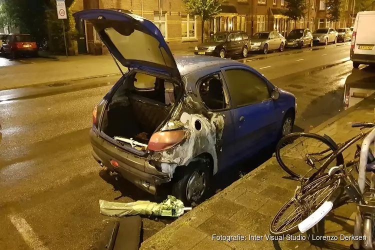 Auto in brand gestoken in Amsterdam-Noord