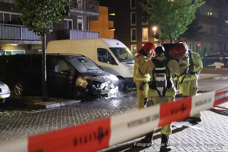 Taxi uitgebrand in Amsterdam, buurtbewoners hoorden harde knal