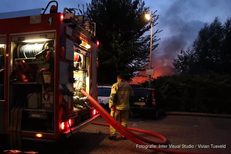 Grote rookwolken bij stalbrand in Noord